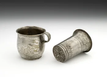 Silberbecher mit eingravierter Dekoration und Tasse, 5. Jahrhundert v. Chr.